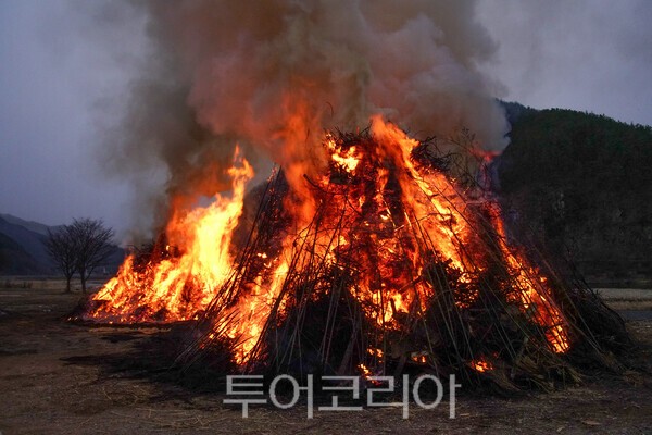 달집태우기를 하는 모습/사진-투어코리아 유지훈 기자