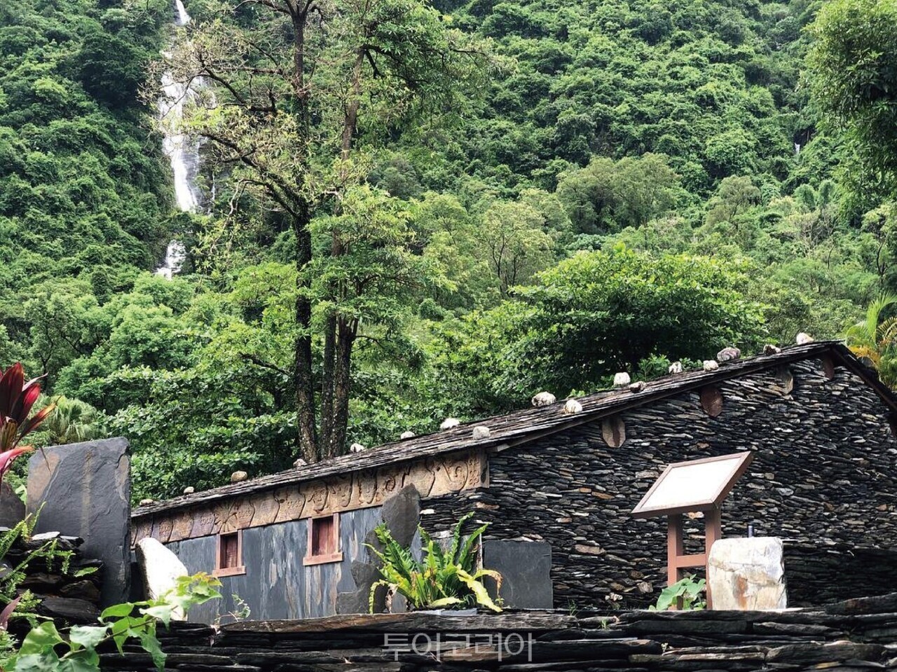 핑둥으로 향하는 열차 열차를 타고 이동하는 동안 창밖으로 핑둥의 아름다운 산과 바다 풍경을 감상할 수 있다 싼디먼으로 통하는 산촨 류리 현수교산띠먼 원주민 마을의 전통 건축 건립된 지 100년이 넘은 헝춘 고성신선한 수산물을 공급하는 팡랴오 항구 컨딩 롱판 대초원에서 펼쳐진 탁 트인 바다 풍경