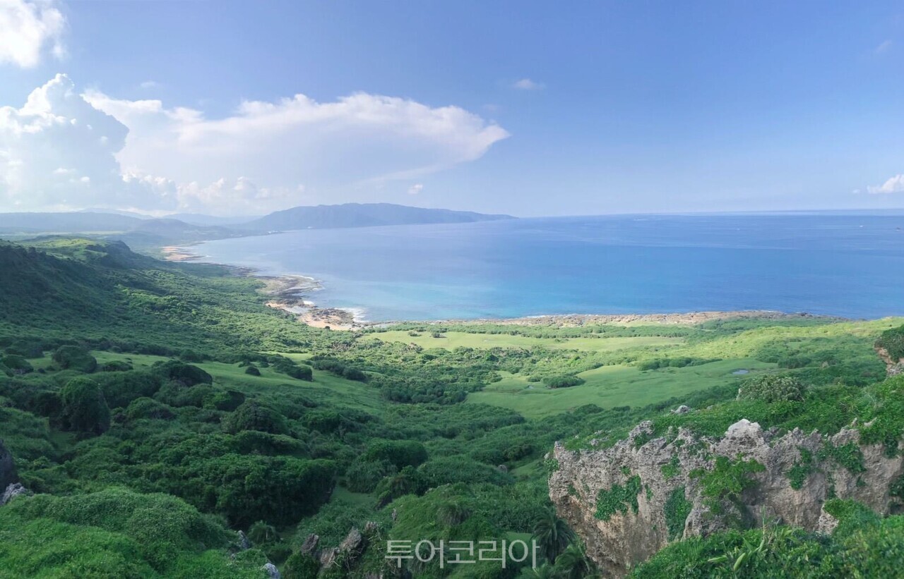 핑둥으로 향하는 열차 열차를 타고 이동하는 동안 창밖으로 핑둥의 아름다운 산과 바다 풍경을 감상할 수 있다 싼디먼으로 통하는 산촨 류리 현수교산띠먼 원주민 마을의 전통 건축 건립된 지 100년이 넘은 헝춘 고성신선한 수산물을 공급하는 팡랴오 항구 컨딩 롱판 대초원에서 펼쳐진 탁 트인 바다 풍경