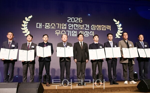 한국전력이 고용노동부와 한국산업안전보건공단이 주관한 '2025년 대·중소기업 안전보건 상생협력사업' 평가에서 우수기업으로 선정됐다. /사진-한전