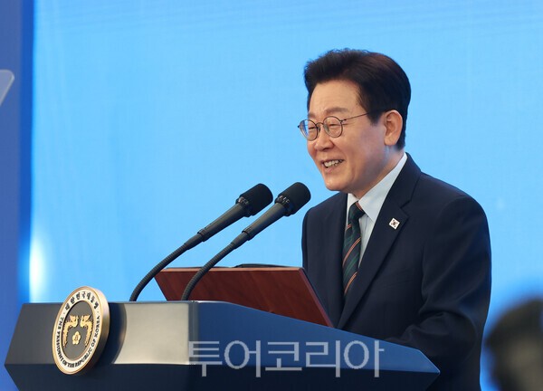 이재명 대통령이 27일 전북특별자치도 군산 새만금 컨벤션센터에서 열린 새만금 로봇·수소·AI 시티 투자협약식에서 투자협약을 체결한 뒤 기념촬영을 하고 있다. 왼쪽부터 김용범 정책실장, 김성환 기후에너지환경부 장관, 김정관 산업통상부 장관, 배경훈 부총리 겸 과학기술정보통신부 장관, 이재명 대통령, 정의선 현대자동차 회장, 김윤덕 국토교통부 장관, 김의겸 새만금청장, 김관영 전북특별자치도지사./사진-전북사진기자단