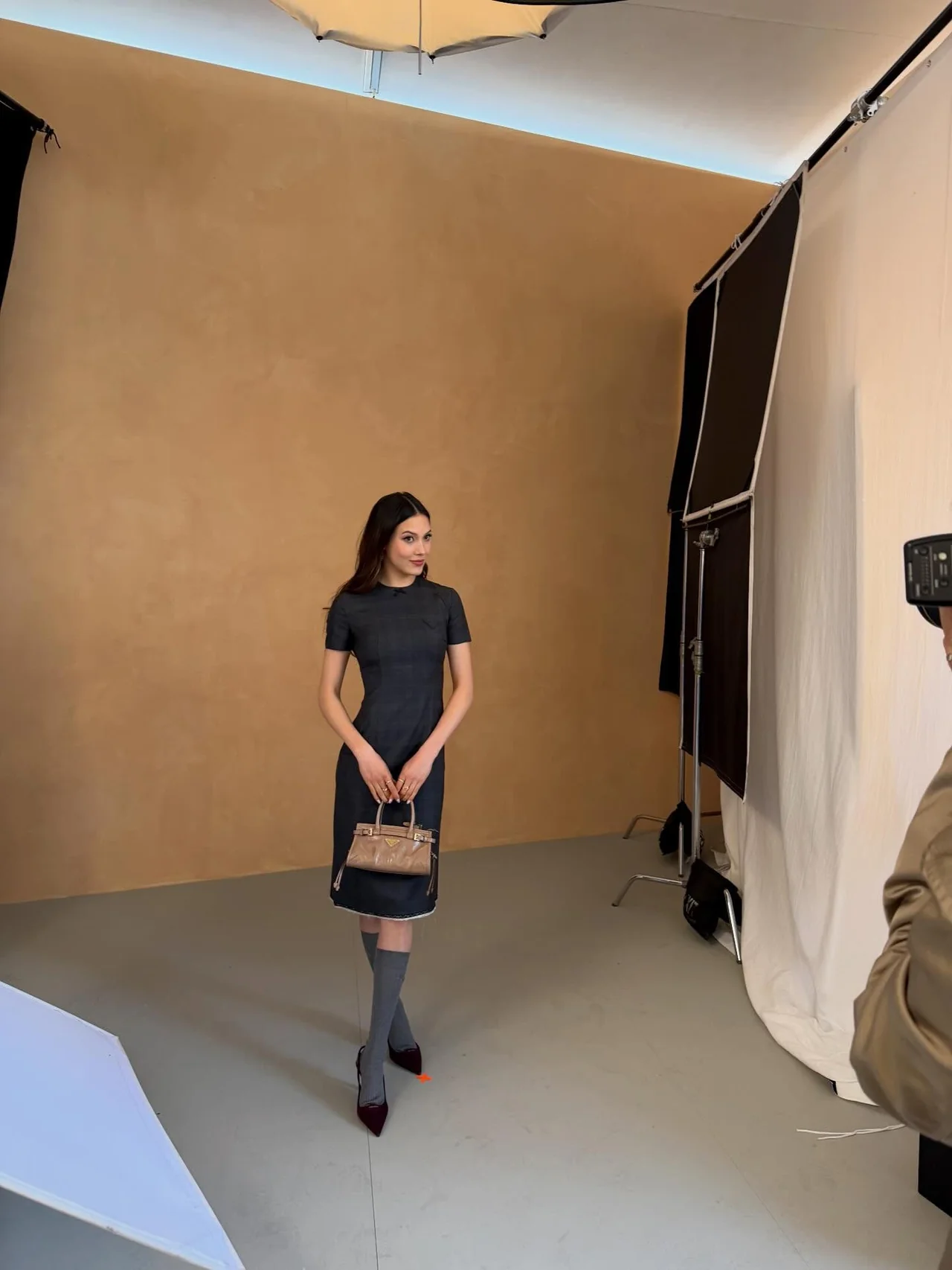 니삭스, 버건디 펌프스 | 지적인 무드에 위트를 더한 하반신 스타일링의 정석 /사진=구아이링 인스타그램