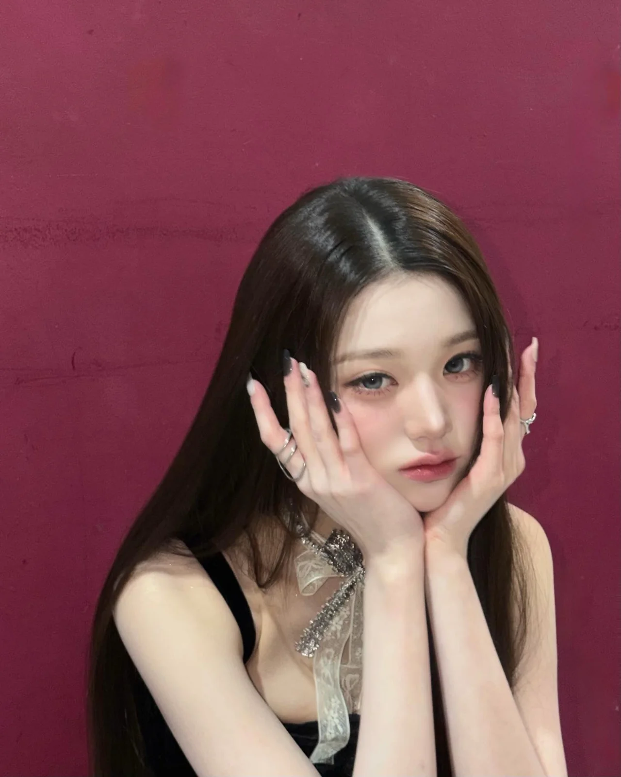 크롬하츠 패턴 타이즈 | 펑키한 요소로 완성한 독보적인 고딕 펑크 룩 /사진=장원영 인스타그램