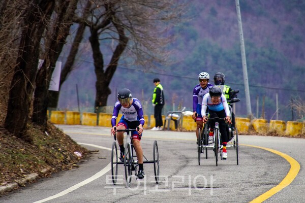 장애인사이클대회에서 열정을 다하는 참가선수들 / 사진_투어코리아 유지훈 기자