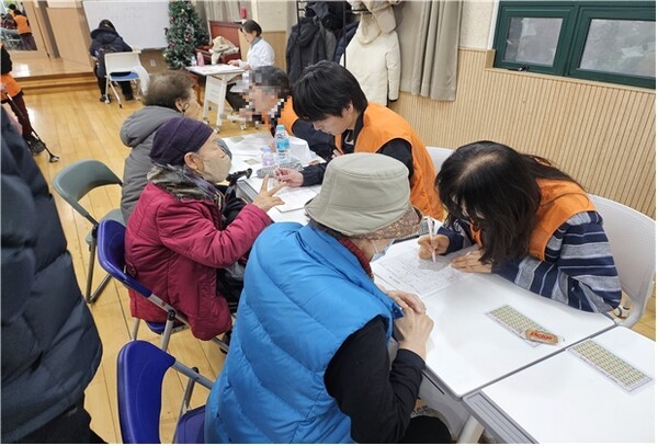 올해 1월 노인 일자리 어르신들이 치매예방 조기검진 모습(사진제공=용산구청)