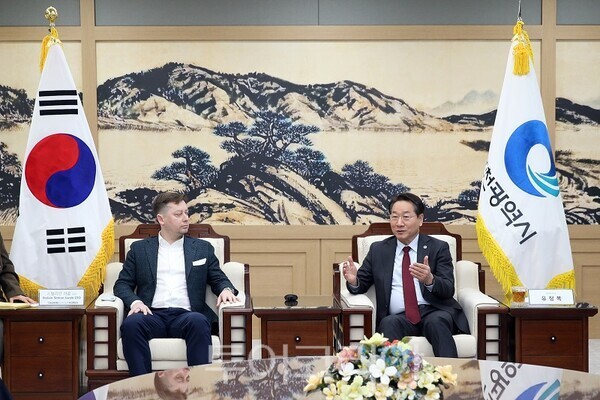 유정복 인천광역시장(오른쪽)이 스텔리안 야콥(Stelian Iacob) 테르메그룹코리아 대표(왼쪽)와 대화를 나누고 있다.