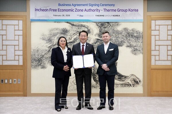 28일 인천광역시가 테르메그룹과 본협약을 체결했다. (왼쪽부터) 김인숙 테르메그룹코리아 최고운영책임자(COO), 유정복 인천광역시장, 스텔리안 야콥(Stelian Iacob) 테르메그룹코리아 대표