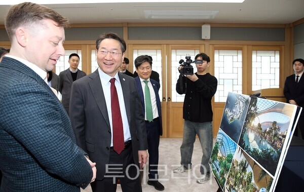 유정복 인천광역시장과 스텔리안 야콥(Stelian Iacob) 테르메그룹코리아 대표가 사업 조감도 앞에서 대화를 나누고 있다.