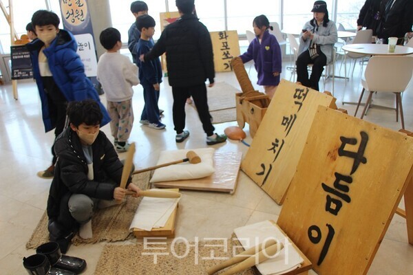 김포시가 28일 애기봉평화생태공원에서 개최한 특별문화행사 ‘만월성원(滿月成願)’에서 시민들이 달놀이 행사에 참여하고 있다. 2026.02.28. / 투어코리아 이창호 기자