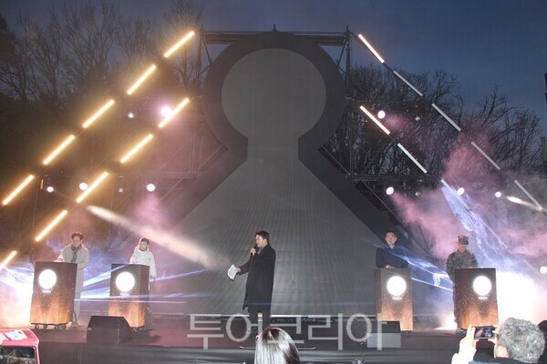 김포시가 28일 애기봉평화생태공원에서 개최한 특별문화행사 ‘만월성원(滿月成願)’에서 ‘LED 달 점등식’이 개최되고 있다. 2026.02.28. / 투어코리아 이창호 기자