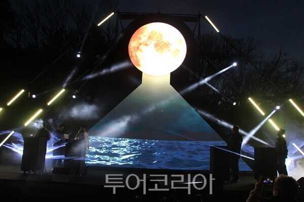 김포시가 28일 애기봉평화생태공원에서 전통과 현대 기술을 결합한 특별문화행사 ‘만월성원(滿月成願)’을 개최하고 있다. 2026.02.28. / 투어코리아 이창호 기자