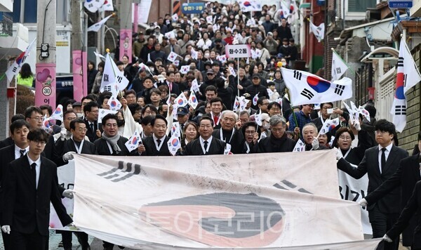 유정복 인천광역시장이 제107주년 3.1절인 1일 창영초등학교 일대에서 시민들과 만세운동 시가행진을 재현하고 있다.