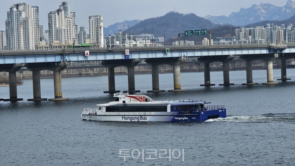 1일부터 전구간 운행을 재개한  한강버스가  여의도선착장에서 승객을 태우고  마곡선창장  방향으로 출항하고 있다. / 사진=유경훈 기자