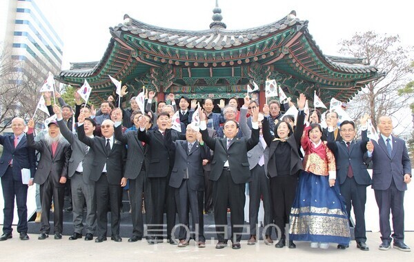 3·1운동 107주년 기념 무궁화꽃 대한민국 국화 지정 입법청원 범국민대회 음재용 대표총재와 관계자들이 3월 1일 오후 서울 종로 탑골공원에서 범국민대회를 주최하고 만세삼창을 하고 있다.