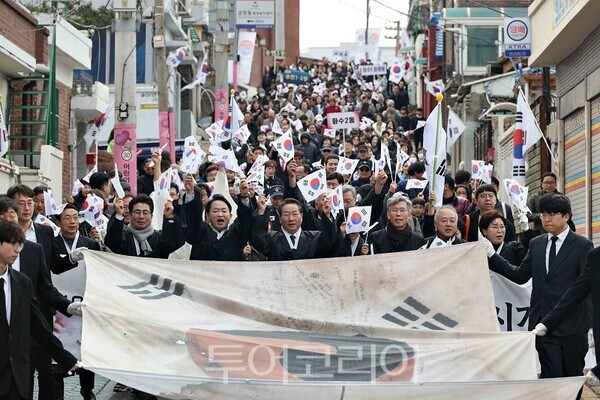 김찬진 동구청장이 제107주년 3.1절인 1일 창영초등학교 일대에서 시민들과 만세운동 시가행진을 재현하고 있다.