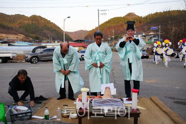 마을의 안녕과 풍요를 기원하는 동제 봉행 모습 / 사진_투어코리아 유지훈 기자