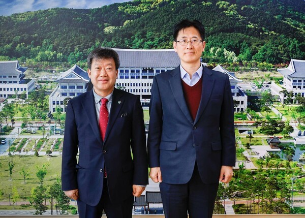 남한권(좌측) 울릉군수 경북도청 방문 황명석 행정부지사와 면담 전 기념촬영 모습(사진제공=울릉군청)
