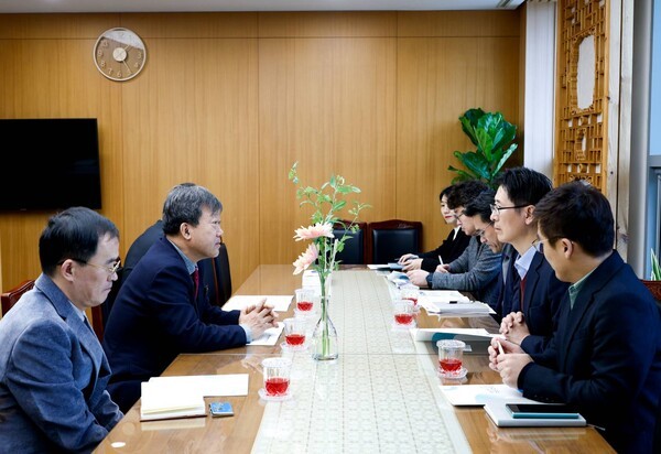 남한권 울릉군수 황명석 행정부지사와 면담 모습(사진제공=울릉군청)