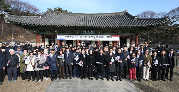 박희영 용산구청장이 광복회 지회장과 국가유공자 유족 등과 함께 효창공원 의열사 본전에서 열린 3·1절 기념행사 참석자들과 기념촬영 모습(사진제공=용산구청)