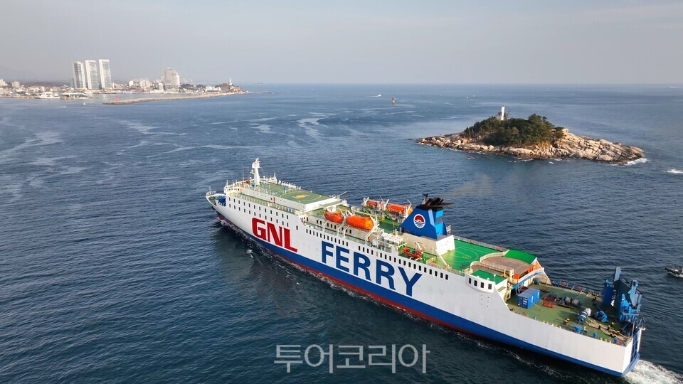 시설 개보수 마치고 러시아 속초항~블라디보스톡 정기항로 재 운항을 위해 속초항으로 들어오는 지앤엘그레이스호/사진=속초시