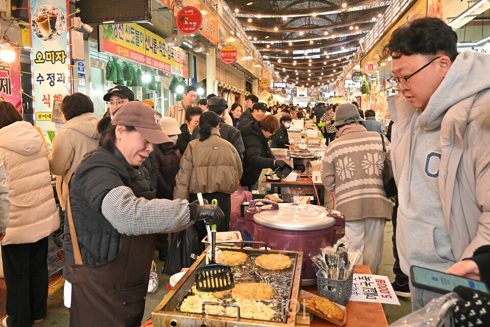 1일 메밀전병축제를 찾은 관광객이 메밀 전병과 함께 먹을 수 있는 메밀 부침을 주문하고 있다/사진=정선군
