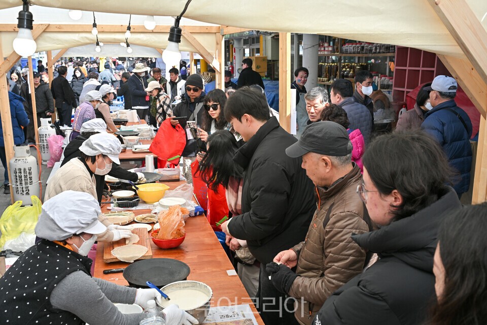 ‘정선메밀전병축제’를 찾아 메밀전병을 주문하는 관광객들/사진=정선군