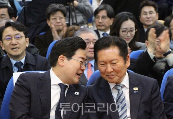 더불어민주당 박찬대 의원이 2일 오후 2시, 자신의 모교인 인하대학교 대강당에서 개최한 저서 ‘인천의 힘, G3 코리아’ 출판기념회에서 정청래 민주당대표와 대화를 하고 있다. 2026.03.02. / 투어코리아 이창호 기자