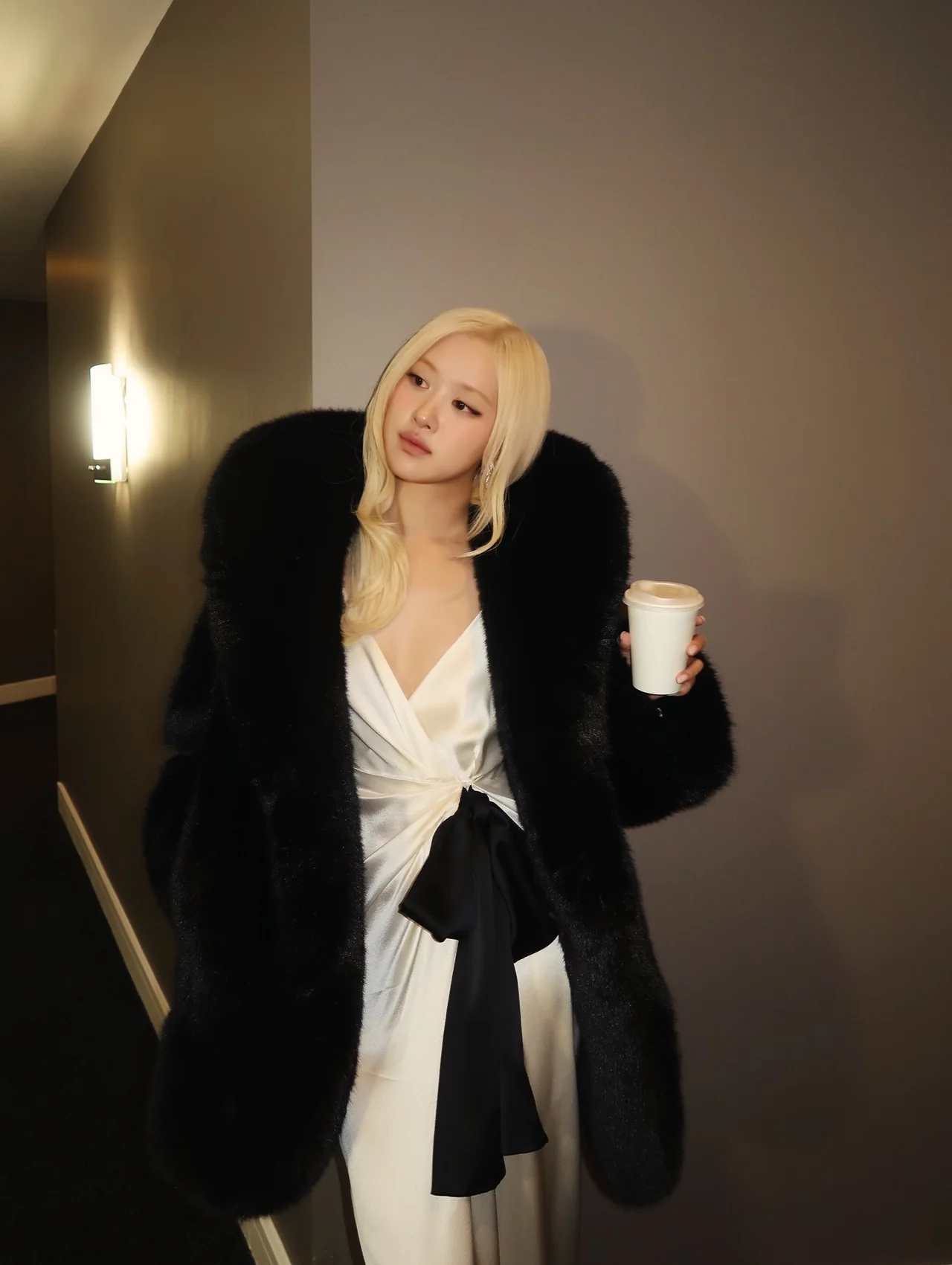 블랙 퍼 & 실크 드레스 | 럭셔리의 정점을 찍은 퍼 코트와 화이트 드레스의 드라마틱한 만남 /사진=로제 인스타그램