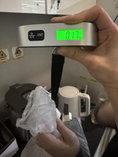 생활폐기물을 모아 휴대용 저울을 이용해 무게를 다는 모습 시연/사진=서울시