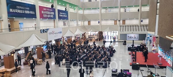 인천광역시가 3일 오전 인천시청 중앙홀에서 해사국제상사법원 설치 법률안의 국회 통과를 기념하고 시민과 기쁨을 나누는 ‘해사국제상사법원 유치 성공 시민보고회’를 개최하고 있다. 2026.03.03. / 투어코리아 이창호 기자