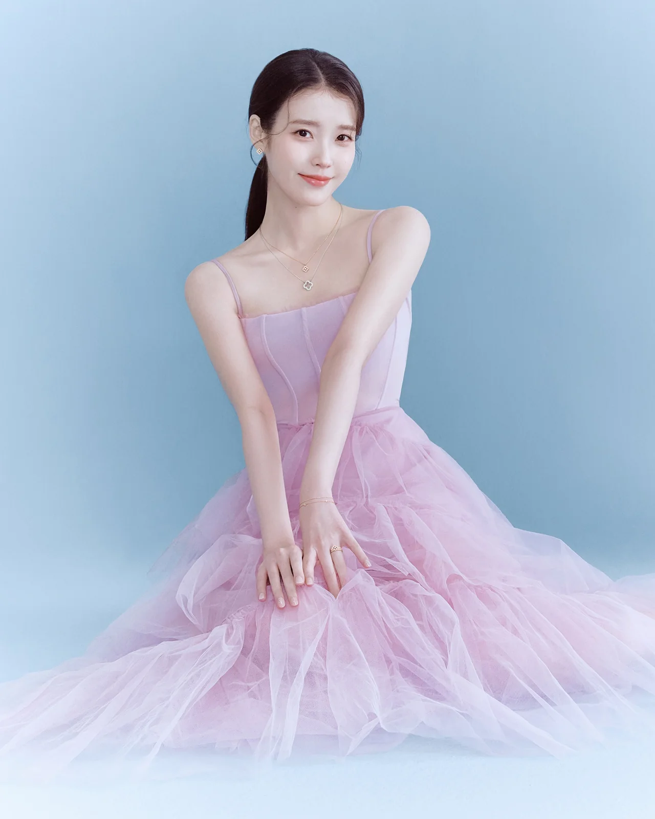 /사진=제이에스티나, 아이유와 ‘클로비아’ 컬렉션 공개