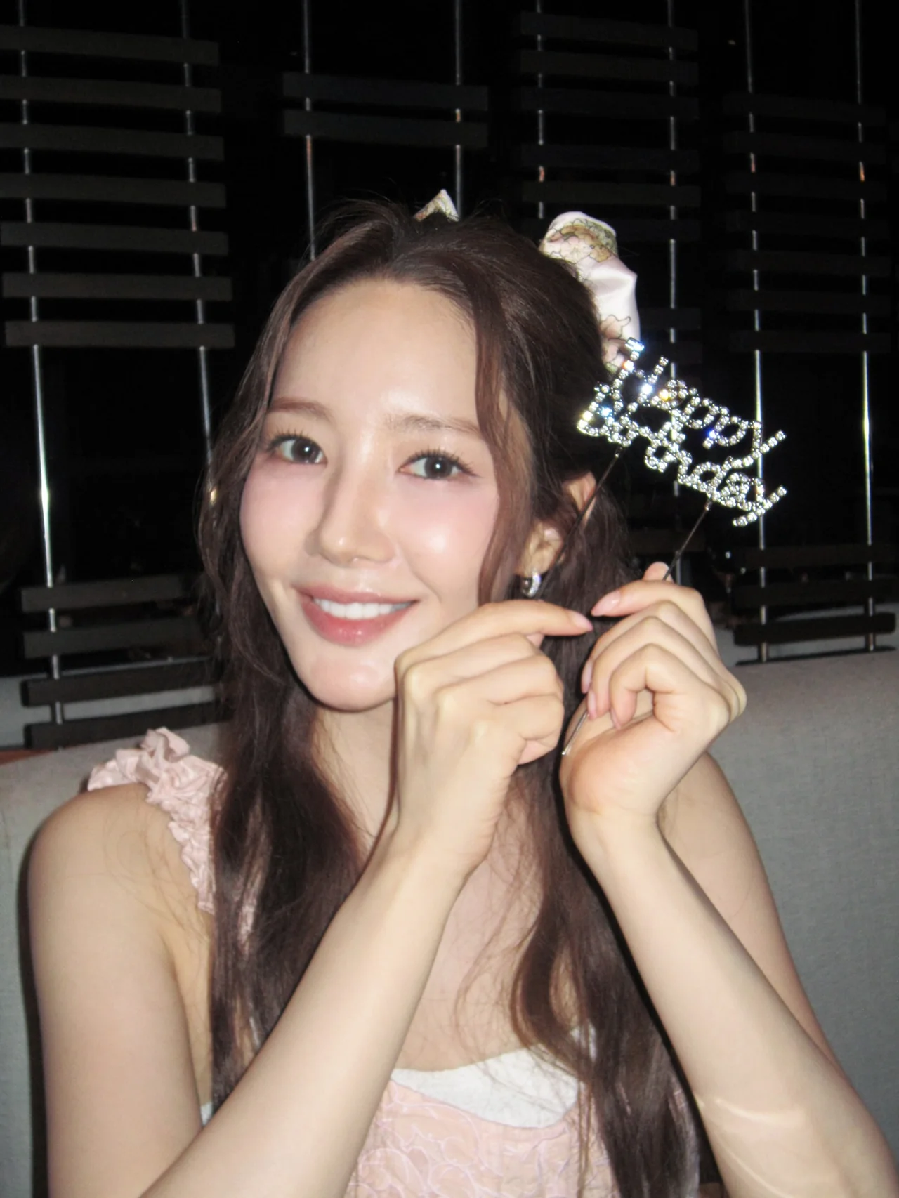 러플 핑크 드레스 | 초콜릿 케이크를 앞에 두고 설렘 가득한 미소를 짓는 박민영의 생일 파티 /사진=박민영 인스타그램