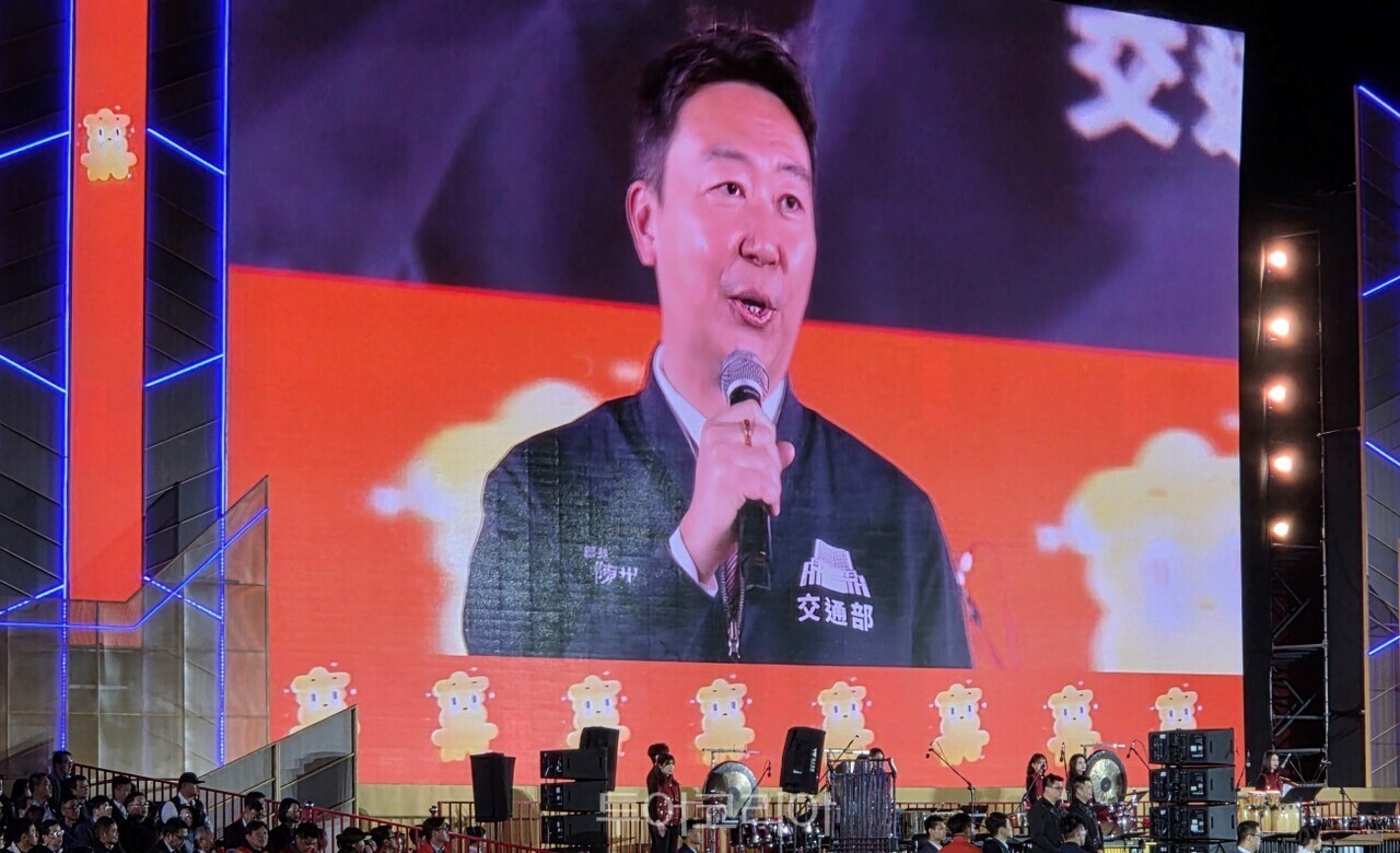 ３일 열린 ２０２６타이완등불축제 개막식에서 천스카이(陳世凱) 교통부장이 ‘미스 남타이완’ 관광 활성화 전략을 발표하고 있다 ／사진－투어코리아