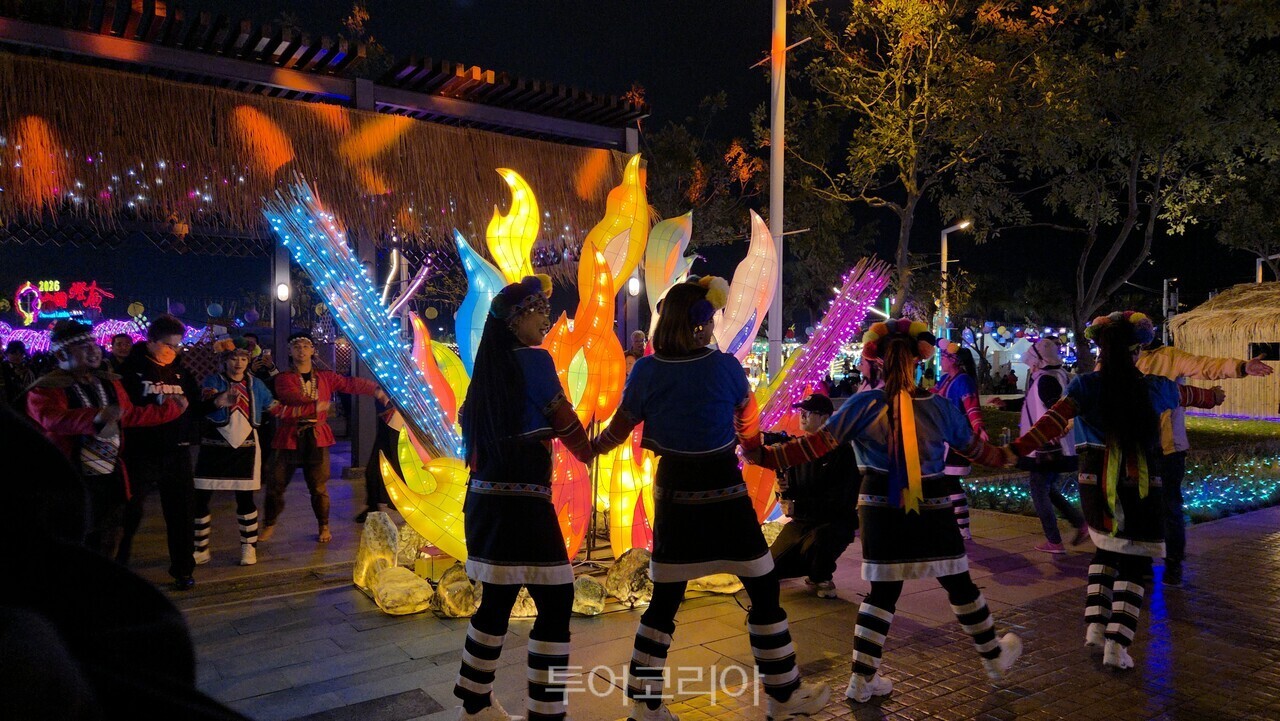 타이완등불축제에서 원주민 퍼포먼스를 하는 소공연 모습／사진－투어코리아