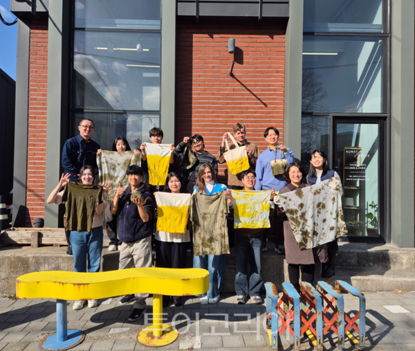 인천 서구에 위치한 쿤스트호이테에서 홍보단이 팸투어와 염색체험을 진행하고 있다.