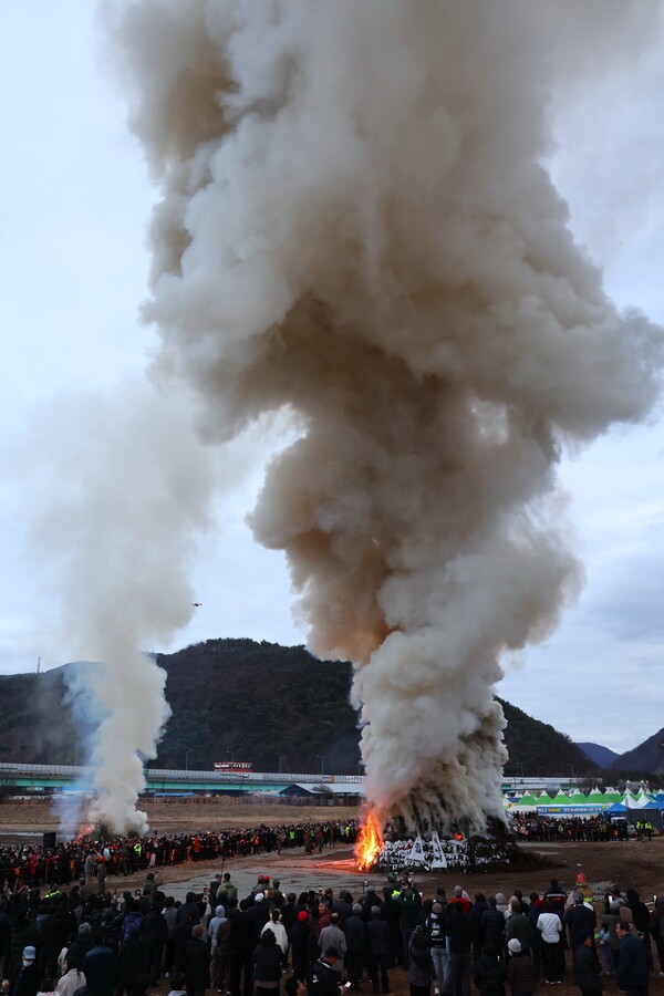 전국 최대 규모 달집태우기 행사 모습./사진-청도군