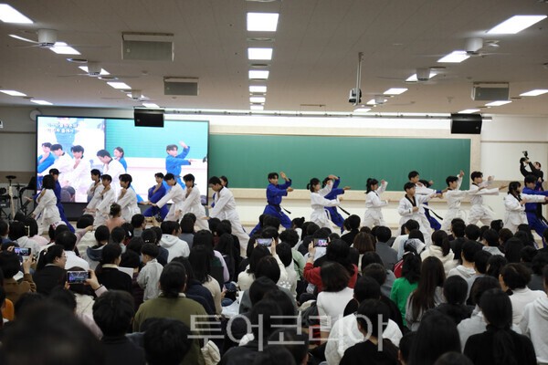 최근 신천지 광주교회 교육관에서 열린 피터 하늘 문화 아카데미 3기 발표회 모습. /사진-신천지 광주교회