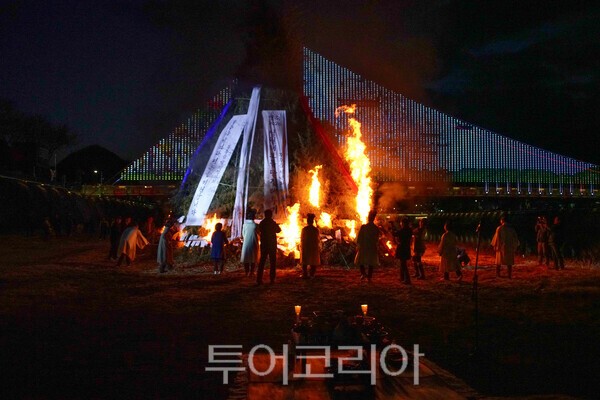 전북무주 남대천의 달집태우기 모습 / 사진_투어코리아 유지훈 기자