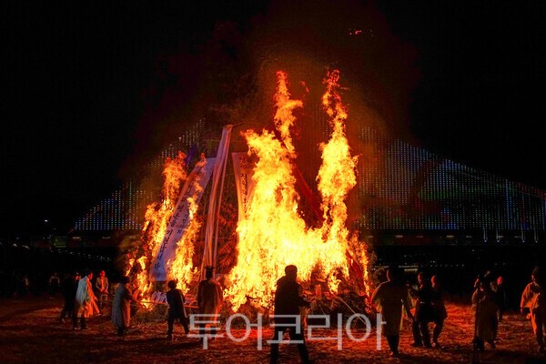 전북무주 남대천의 달집태우기 모습 / 사진_투어코리아 유지훈 기자