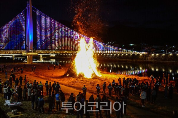 전북무주 남대천의 달집태우기 모습 / 사진_투어코리아 유지훈 기자
