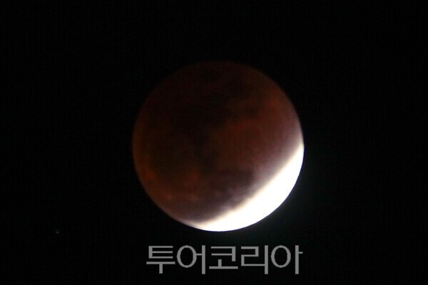 블러드문의 개기월식 모습 / 사진_투어코리아 유지훈 기자