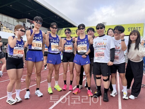 나주시가 육상선수단과 함께 ‘2026 제주MBC국제평화마라톤대회’에서 ‘2026 나주방문의 해’와 ‘2026 전국 나주 마라톤대회’를 홍보하고 있다. /사진-나주시