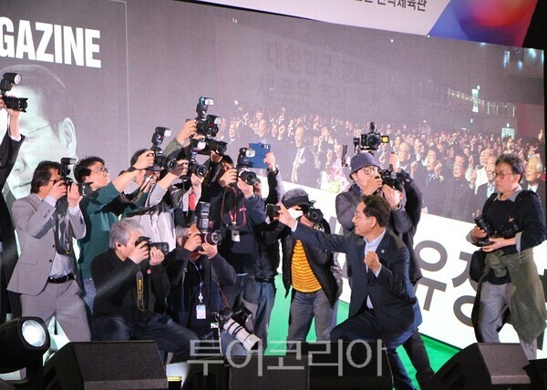 유정복 인천시장이 4일 오후 인천 연수구 선학체육관에서 열린 자신의 'I-MAGAZINE' 출판기념회에서 참석자들과 셀카를 찍고 있다. 2026.03.04. / 투어코리아 이창호 기자