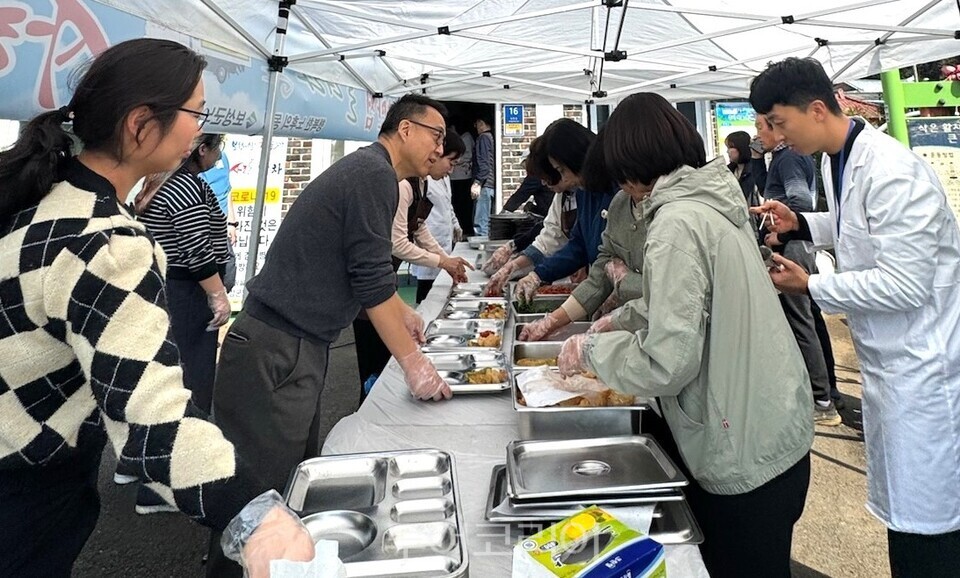 찾아가는 경로식당 '사랑의 밥차'  나눔복지 실천 모습/사진=보성군