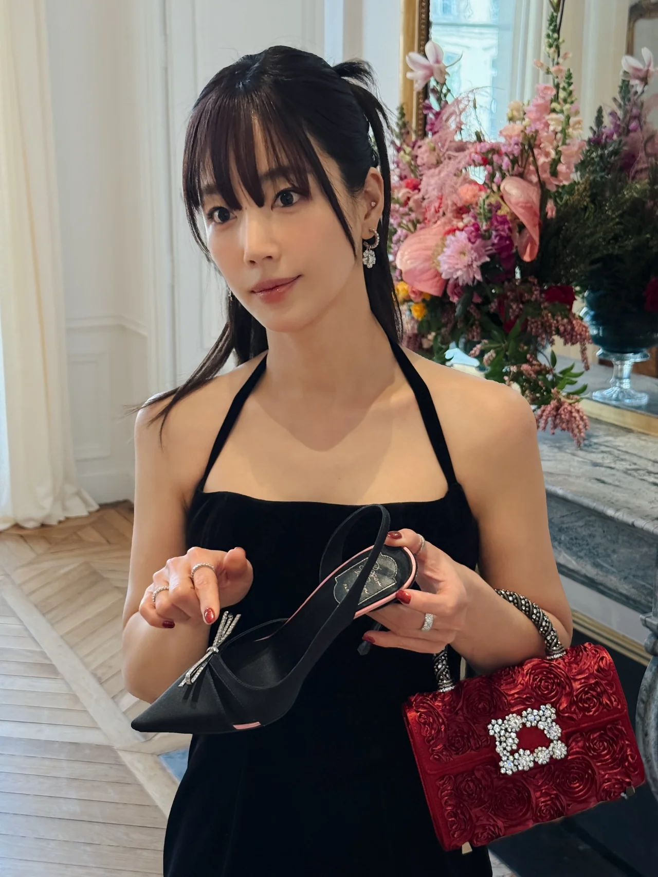 블랙 벨벳 드레스 & 레드 버클 백 | 고전 명화 배경과 대조를 이루는 강렬한 누아르 무드의 완성 /사진=기은세 인스타그램