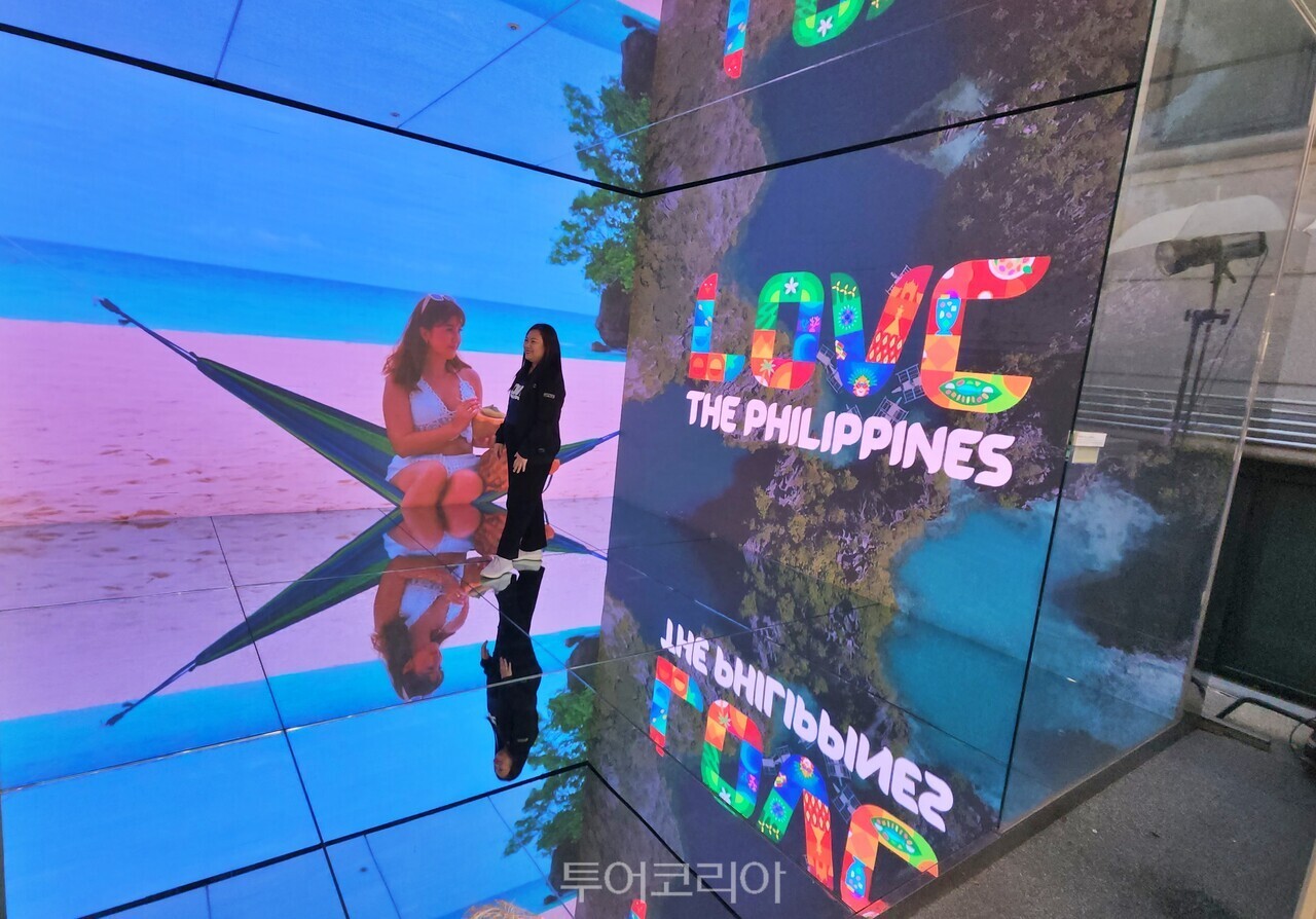 필리핀의 해변과 바닷가 풍경을 담은 영상이 상영되는 ‘인터랙티브 미디어 월