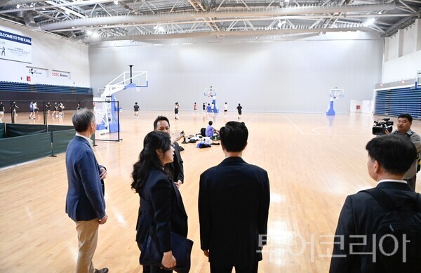 ▲싱가포르를 방문 중인 김태흠 충남지사를 비롯한 관계자들이 5일 세계 최대 개폐식 돔구장인 '싱가포르 스포츠 허브'  내부 시설을 둘러보고 있다. /사진-충남도