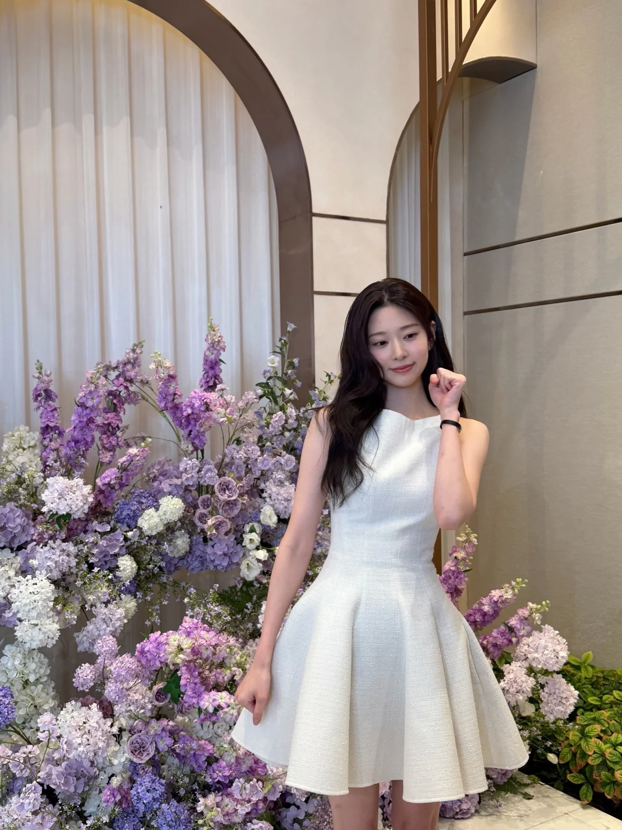 풀렝스 플레어 실루엣 | 꽃 배경 속에서 더욱 빛나는 순백 드레스의 전체 실루엣 /사진=김민주 인스타그램