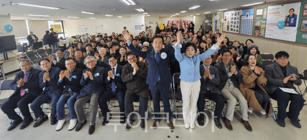 임병구 인천광역시교육감 예비후보가 7일 오후 인천시 미추홀구 소재에 마련된 ‘책임캠프’ 선거사무소에서 지역 원로, 시민사회 단체, 교육계 관계자 등 지지자 들이 참석한 가운데 개소식을 개최하고 있다. 2026.03.07. / 투어코리아 이창호 기자