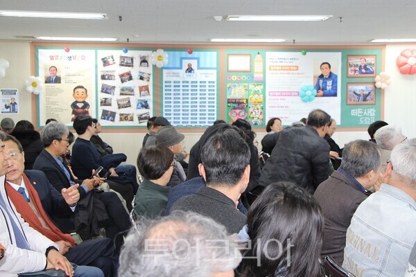 임병구 인천광역시교육감 예비후보가 7일 오후 인천시 미추홀구 소재에 마련된 ‘책임캠프’ 선거사무소에서 지역 원로, 시민사회 단체, 교육계 관계자 등 지지자 들이 참석한 가운데 개소식을 개최하고 있다. 2026.03.07. / 투어코리아 이창호 기자